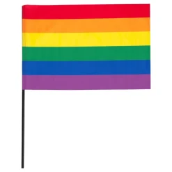 Prideflaggor på Pinne